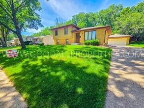 Building Photo - 4 Bedroom Split-Level Home for Rent in Urbandale – 2 Living Areas & Private Backyard!