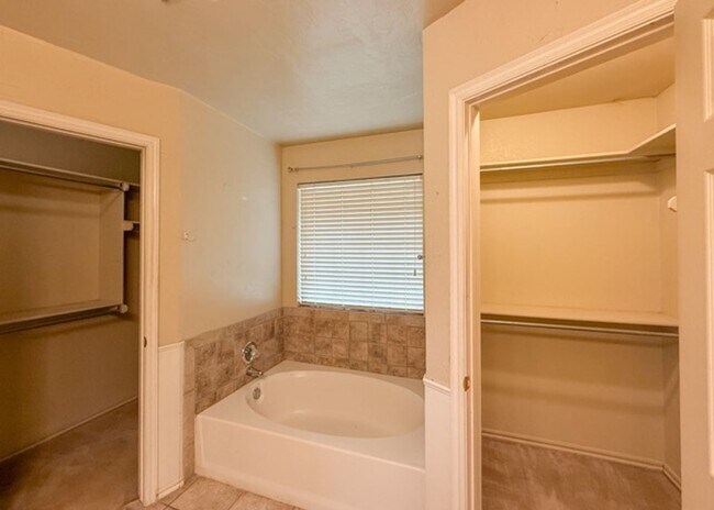 Building Photo - 17553 Gold Dr