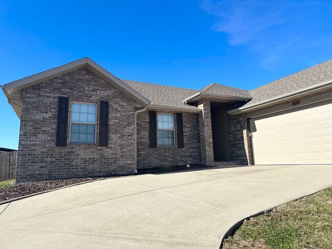 Building Photo - Your Dream 3-Bed, 2-Bath Brick Haven