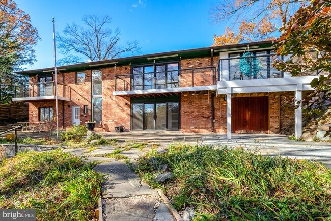 Building Photo - 6120 Beachway Dr