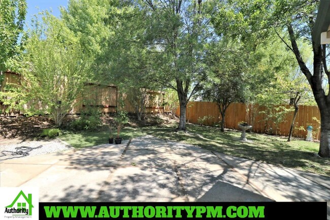 Building Photo - 861 Montcrest Dr