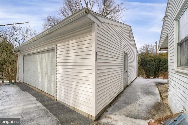 Building Photo - 537 Kemmerer Rd
