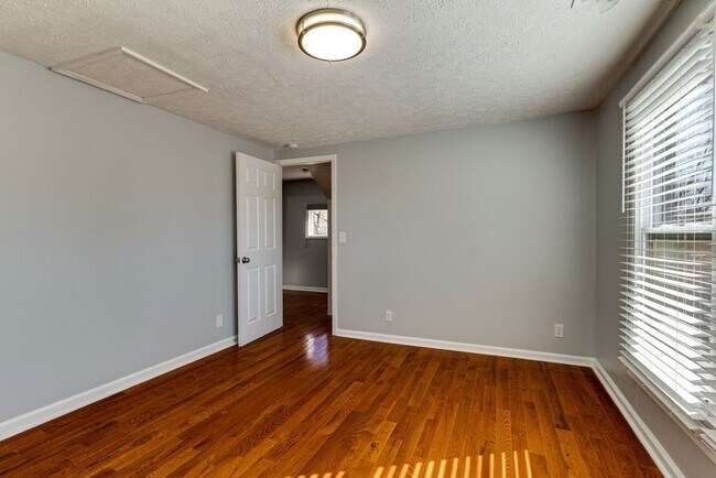 Building Photo - Spacious 4 Bed/ 3.5 Bath Home in Madison w Detached Office and Full Bath, 2 Car Garage, 1/2 acres...