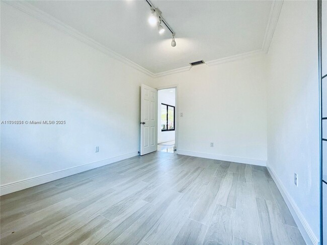 Building Photo - 21235 NE 19th Ct