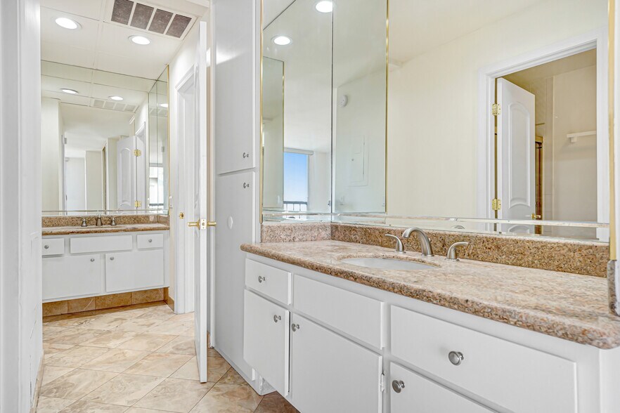 Building Photo - 10747 Wilshire Blvd