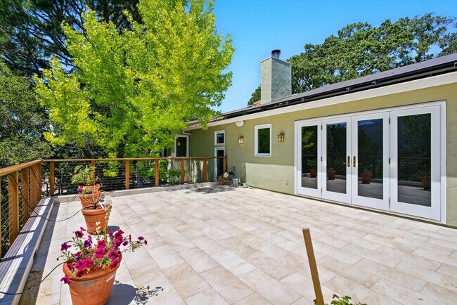 Building Photo - Gorgeous 4 bedroom home in Greenbrae with ...