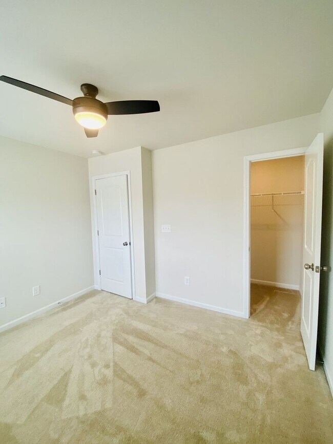 Building Photo - Stylish 3 Bed Townhouse with Granite Countertops and Hardwood Floors in Charlotte!