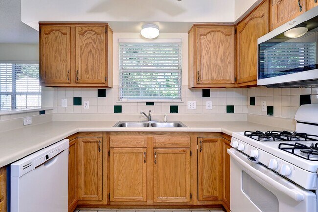 Building Photo - Convenient Coventry Home
