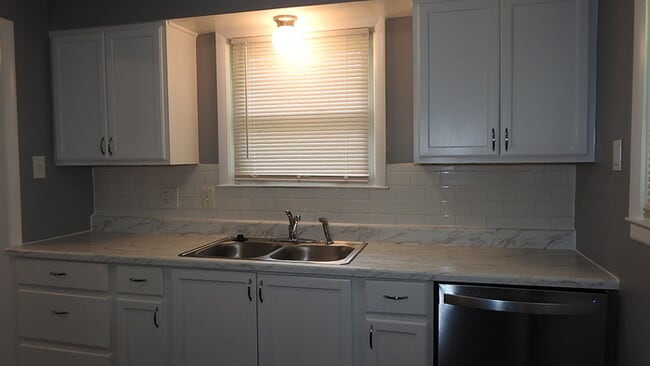 Building Photo - 3bed 2 bath in Indepedence