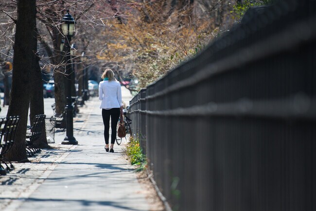 Building Photo - 230 Riverside Dr