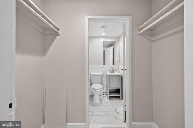 Building Photo - 10320 Westlake Dr