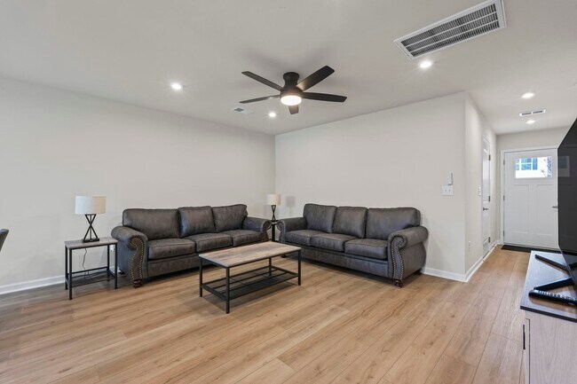 Building Photo - 338 Myrtle Mdws Dr