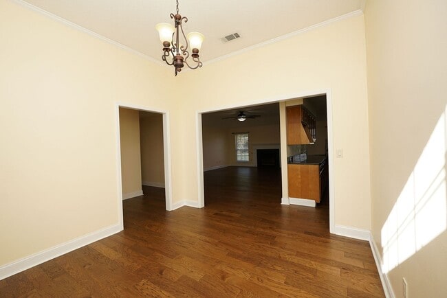 Building Photo - Shalimar Location