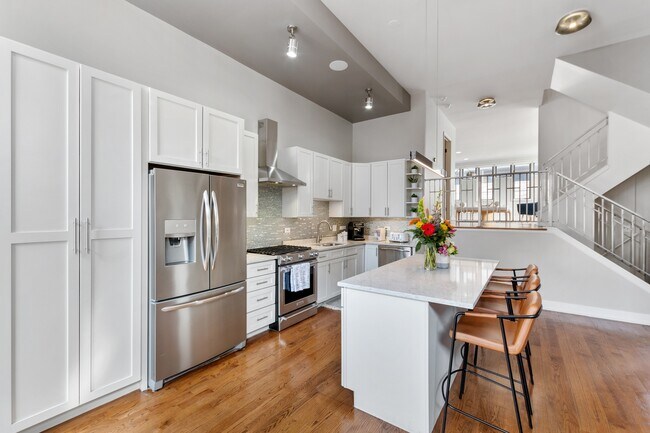 Building Photo - 1527 W Pearson St