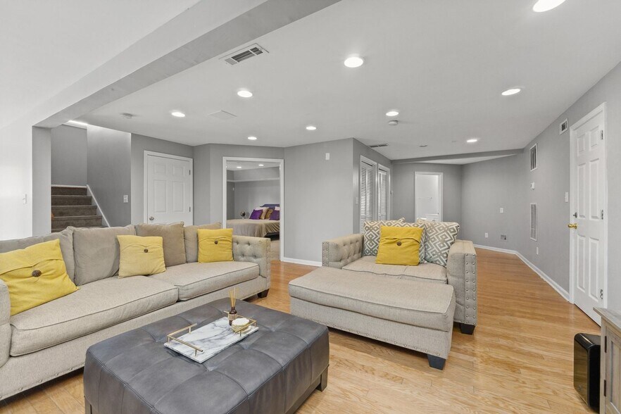 Building Photo - 132 Interlochen Dr