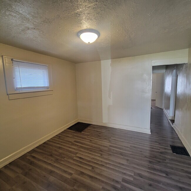 Building Photo - NEAR CHRISTIAN PARK 3BR/1BA HOUSE!