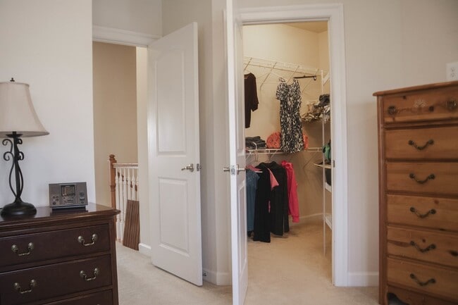 Building Photo - Villages at Urbana Luxury Townhouse For Lease