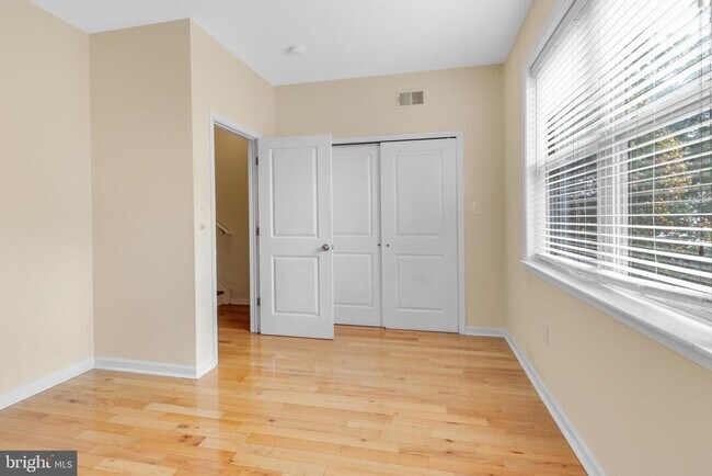 Building Photo - 2464 Frankford Ave