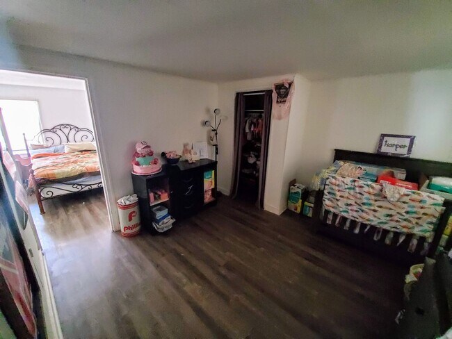 Building Photo - Rare pet-friendly downtown rental with off street parking and fenced yard!