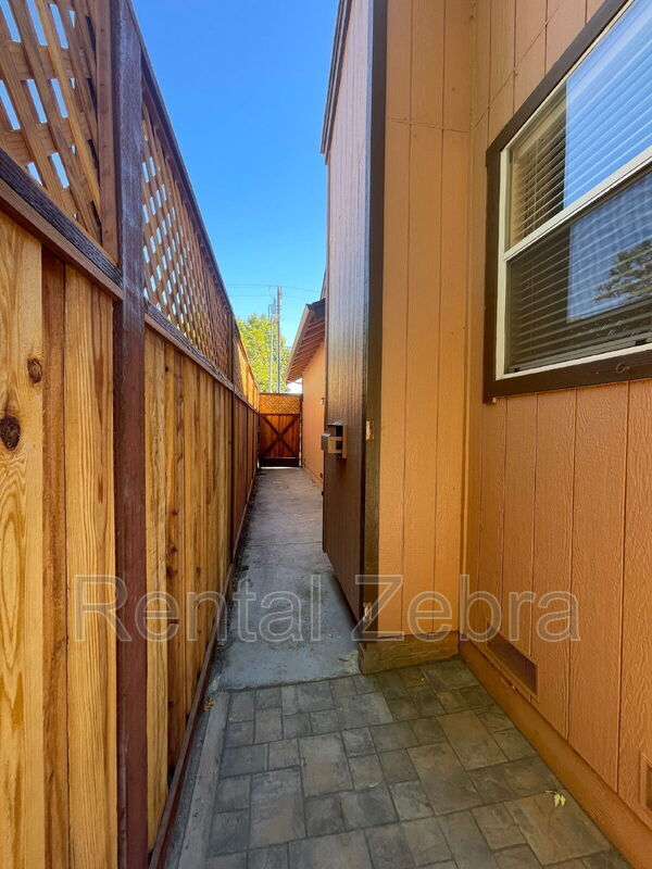 Building Photo - 233 Craftman Ct