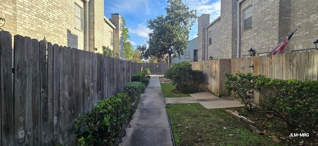 Building Photo - 17471 Red Oak Dr