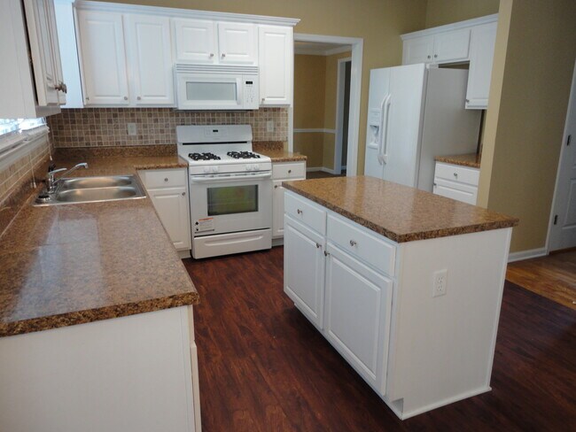 Building Photo - 697 Mountain Oaks Parkway