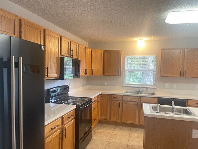 Building Photo - Beautiful 4 Bedroom, 3.5 Bath, 2 Car Garag...