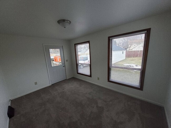 Building Photo - 928 W Kamps Ave