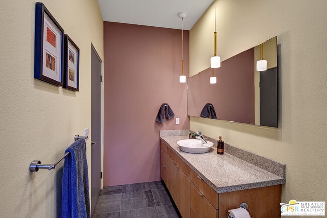 Building Photo - 1536 E Baristo Rd