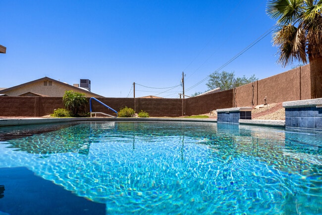 Building Photo - 3161 Newport Dr