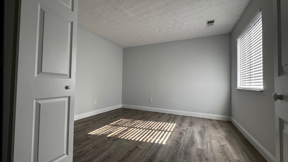 Building Photo - 400 Sherwood Green Ct