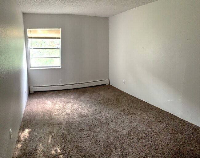 Building Photo - 1350 Golden Cir