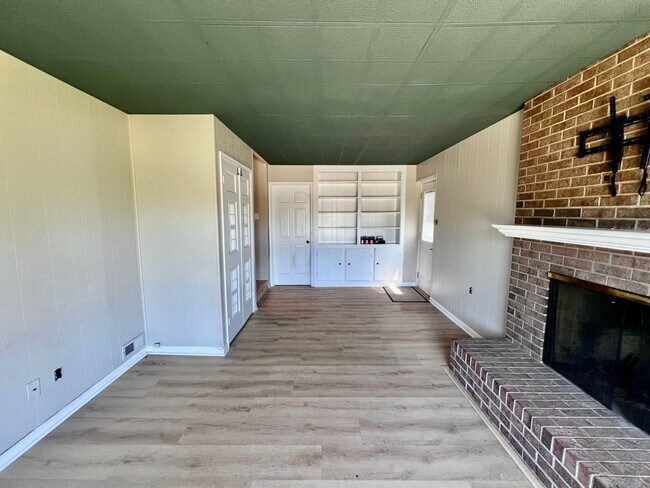 Building Photo - Stunning Renovated Ranch off Indian River