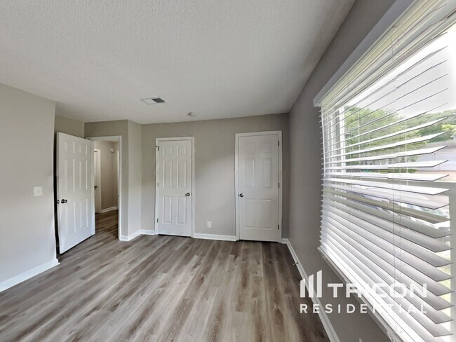 Building Photo - 5029 English Village Dr