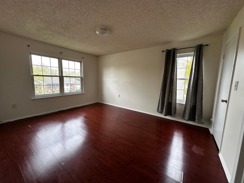 Building Photo - 479 Danbury Ln