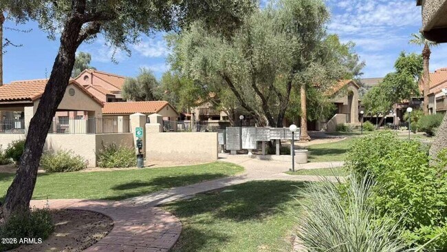 Building Photo - 925 N College Ave