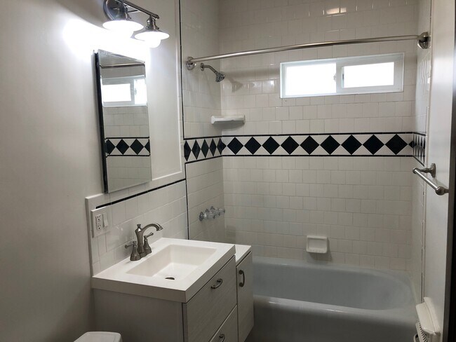 Building Photo - 768 Orizaba Ave