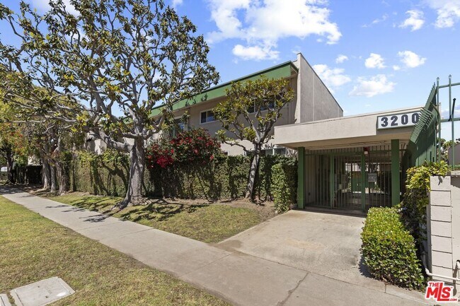 Building Photo - 3200 S Sepulveda Blvd