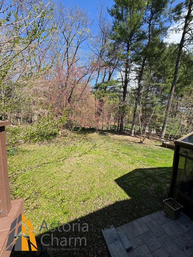 Building Photo - Spacious 5 Bedroom 3 Bath + Den Single Family Detached Home