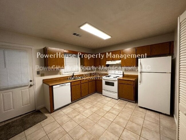 Building Photo - 504 Oakwood Ct