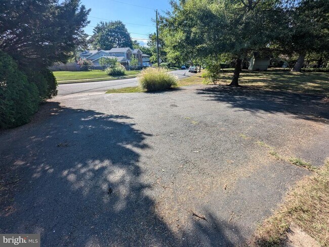 Building Photo - 6327 Willowood Ln