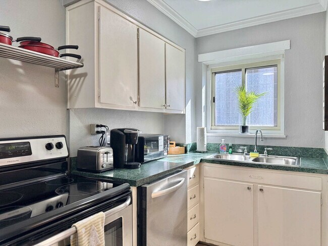 Building Photo - 300 Peachtree Rd NE