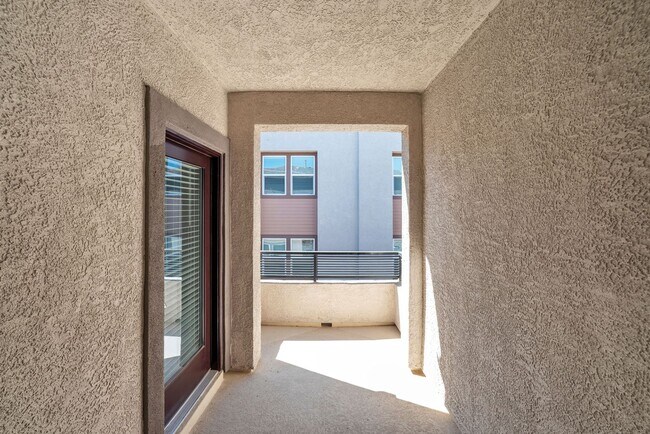 Building Photo - Stunning Home Located in the Desirable Bla...
