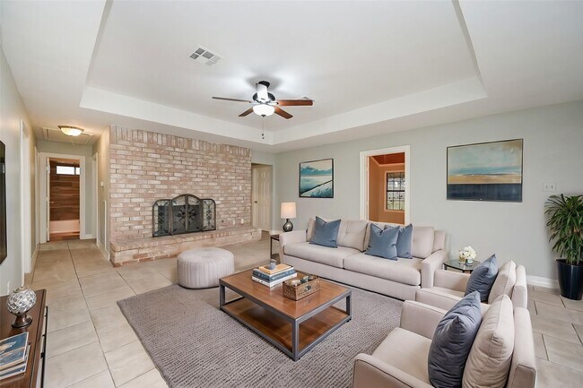 Building Photo - 15723 Creekhaven Dr