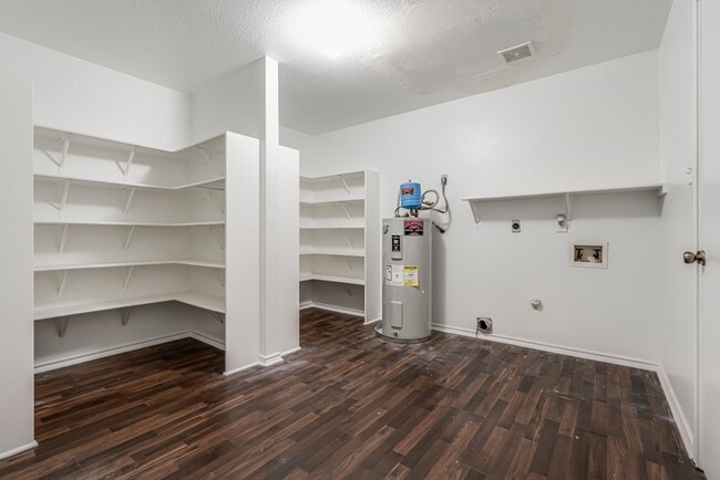 Building Photo - Recently Rehabbed Spacious Two Story in Convenient and Popular Huntington Place