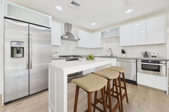 Building Photo - Windsor Square Villas