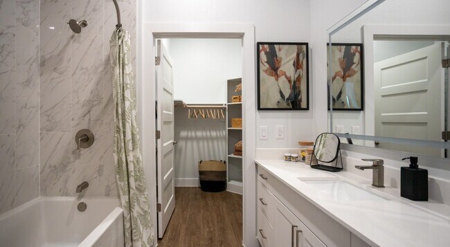 Building Photo - Luxe Living + $750 Gift Card Special!