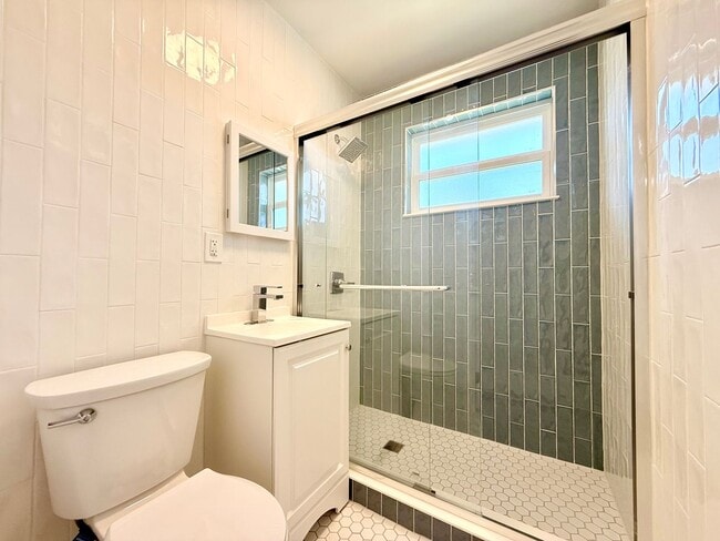 Building Photo - 748-750 Bethune St