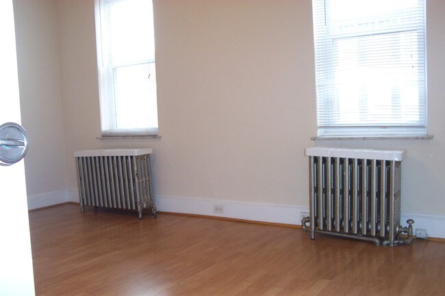 Building Photo - 2628 E Somerset St