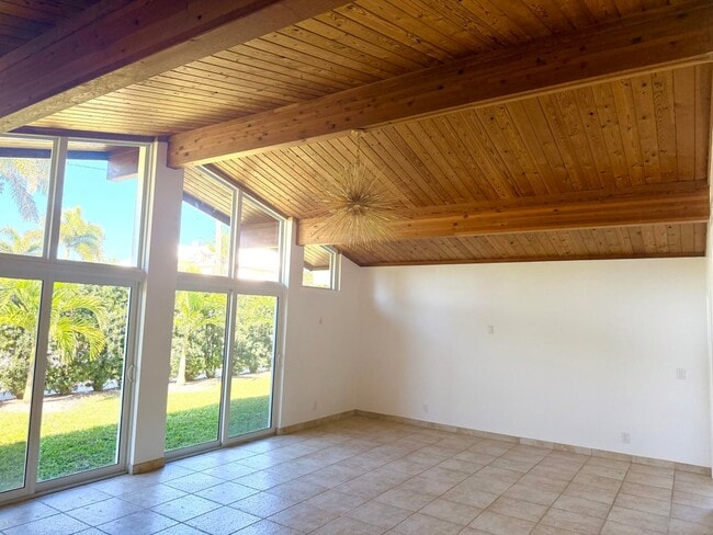 Building Photo - 2015 Notre Dame Dr